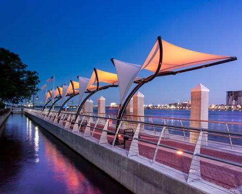 Photo of Jacksonville's 南岸河边漫步 at dusk. LED lights change colors and illuminate the canopies.